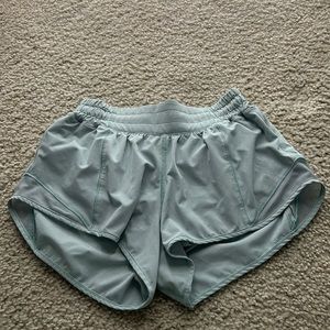 Lululemon hotty hot 2.5 inch shorts size 4